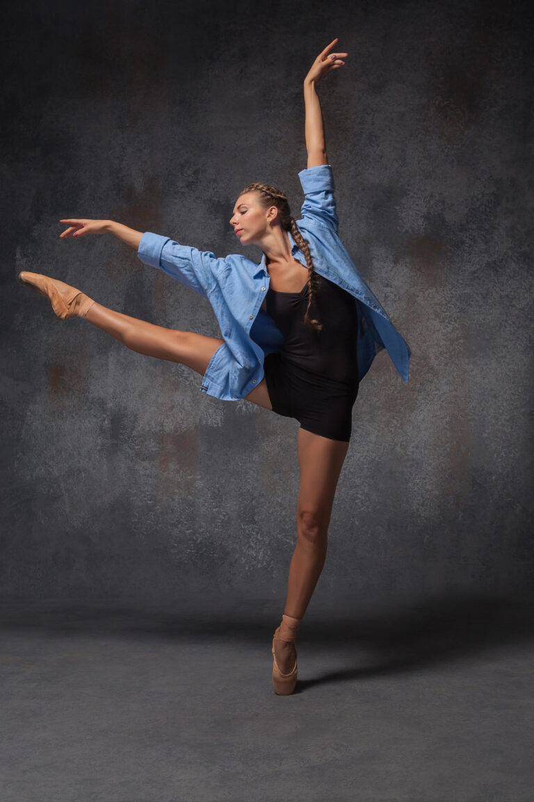 Actualités Young Beautiful Modern Style Dancer In Blue Shirt Posing On Studio Gray Background 768x1152